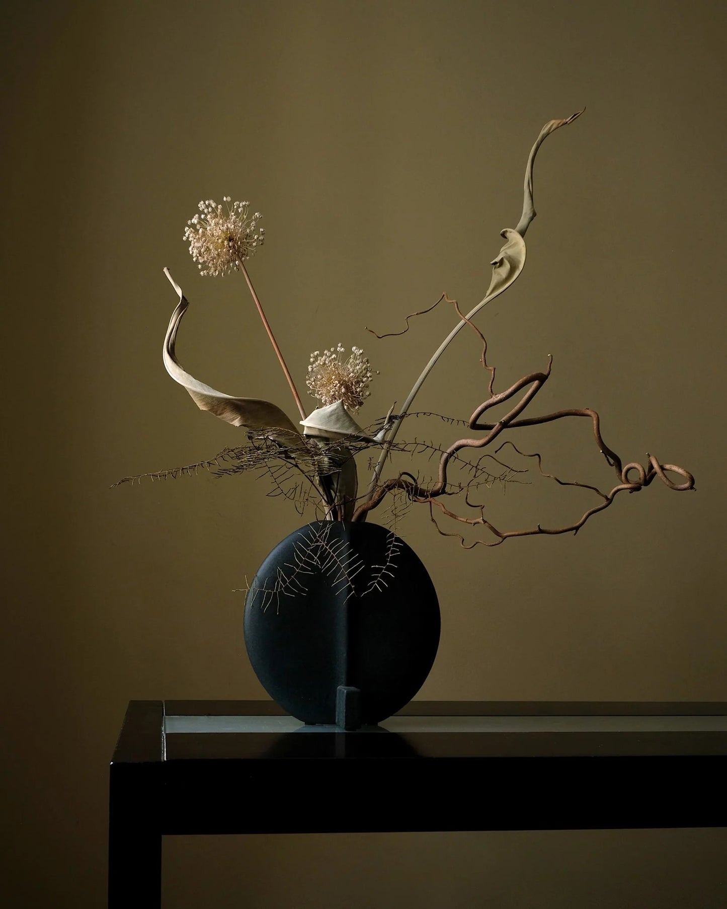 Μικρό Γλυπτικό Βάζο Guggenheim Black