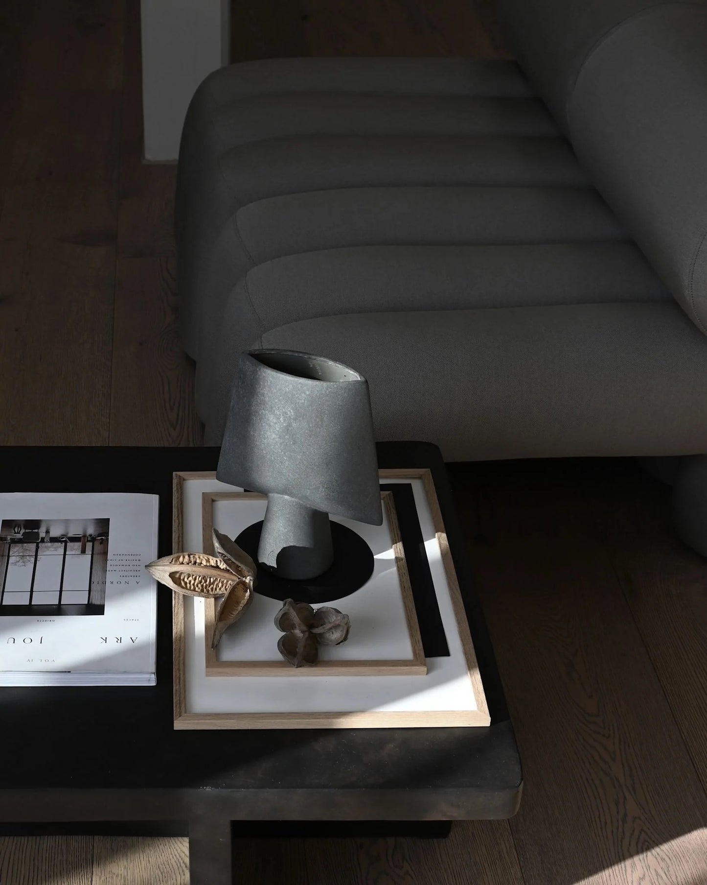 Μικρό Γλυπτικό Βάζο Dark Grey